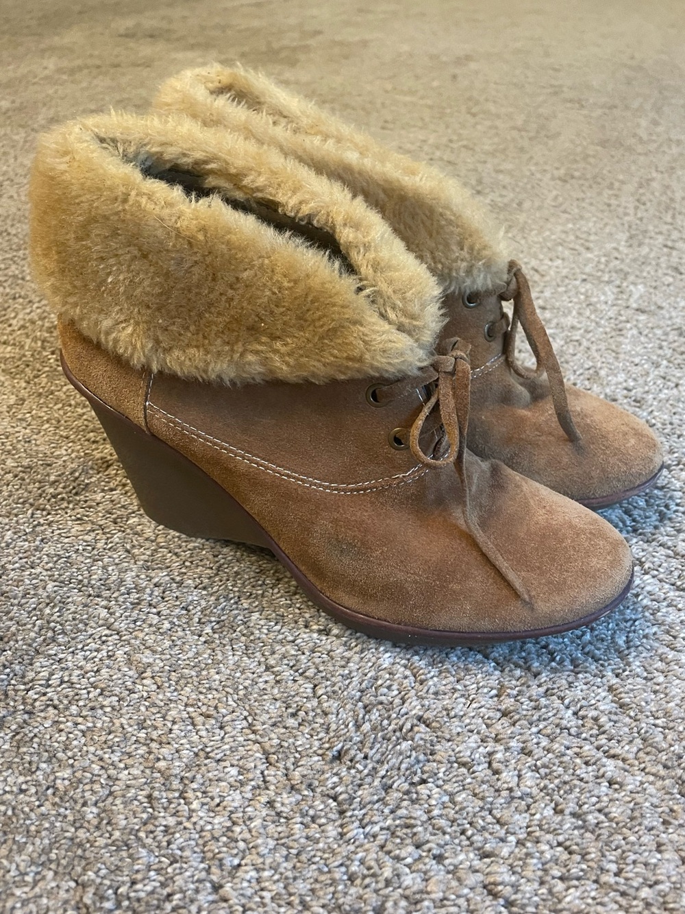B Makowsky Faux-Fur Trim Suede Wedge Booties - Tan Lace Up Size 8.5